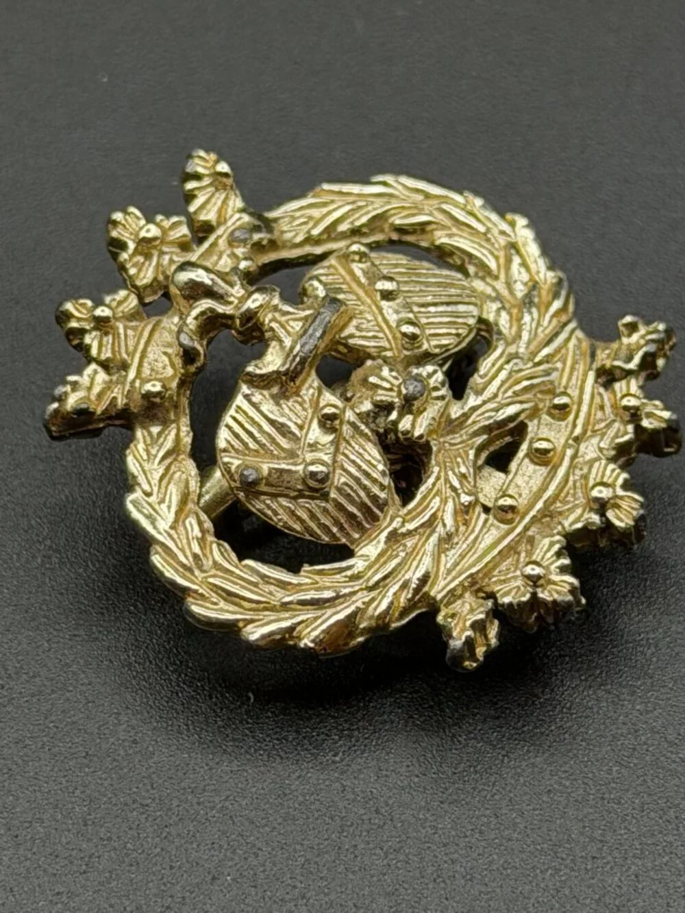 Vintage Gold Tone Crown Laurel Wreath Brooch Pin Heraldic Royal Unsigned